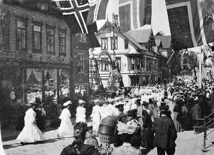 Kristiansand kvadraturen kong Oscar IIs besøk i 1891 festpyntede folk og flagg