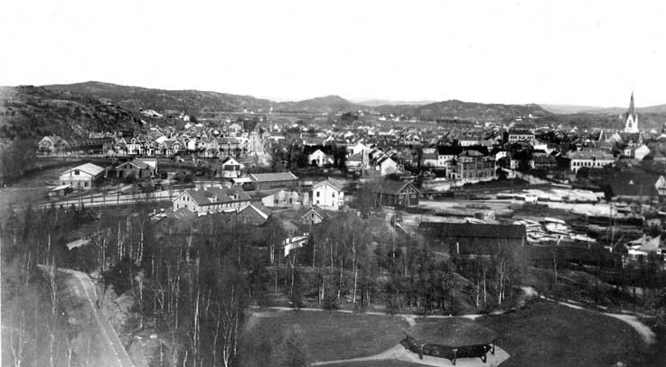 Kristiansand kvadraturen sett fra Bellevue og veien mot Renneville