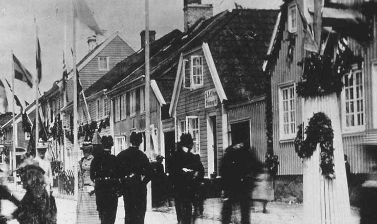 Kristiansand kvadraturen historiske bilder hus og gater Dronningensgate og ser oppover Kirkegaten