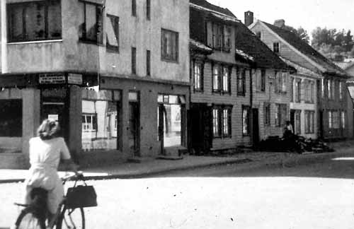 Kristiansand kvadraturen historiske bilder hus og gater syklist