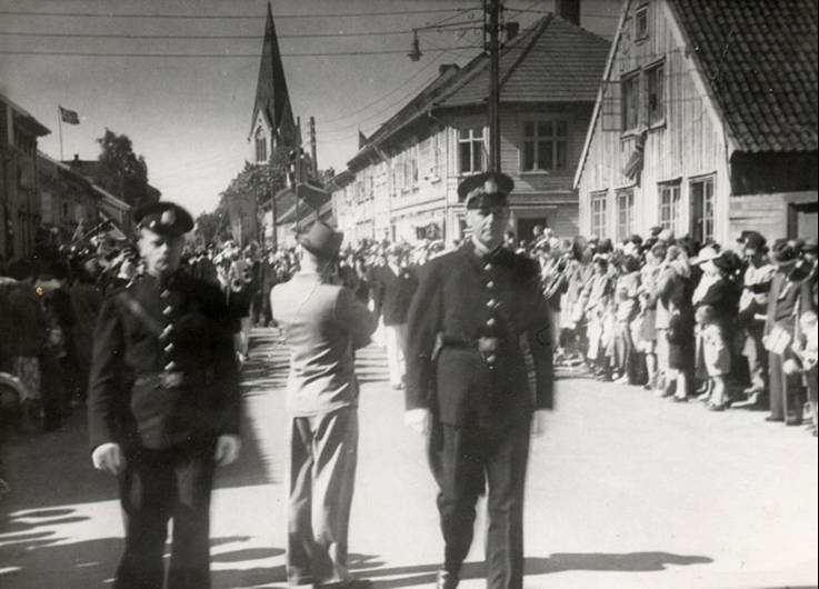 Politiet leder an i 17. mai toget i 1945 i Kristiansand