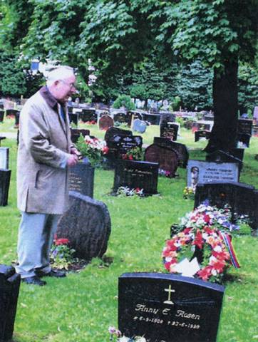 Bekransning av Mathildes Elise Heilmann grav på Kristiansand kirkegård 1. juli 2000 – 90 års markering.