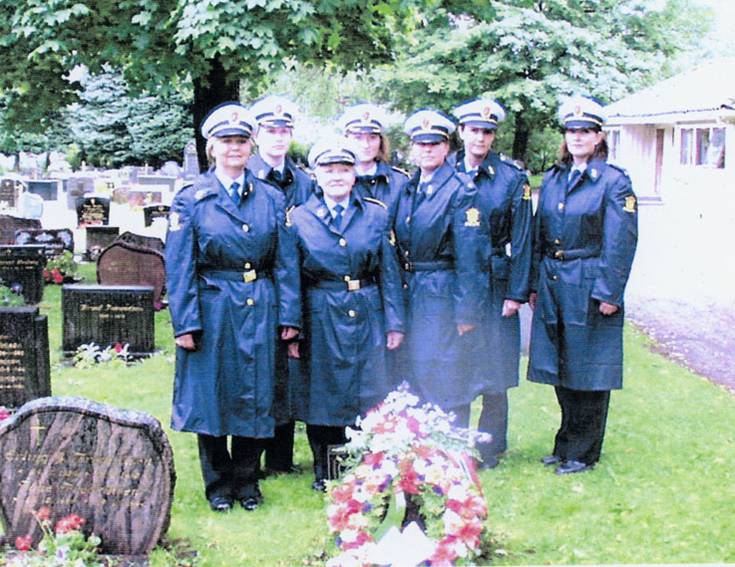 Bilde av kvinnelig politi ved Mathildes Elise Heilmann grav på Kristiansand kirkegård