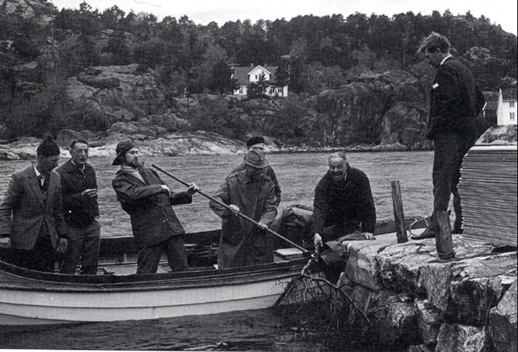 (Side 24)  På fisketur på politiets hytte i Romsviga. Alf Pettersen sjekker fangsten til noen danske kollegaer. Til venstre i båten står Alf Upsahl og til høyre står Reidar Jacobsen.