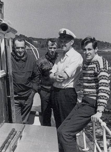 (Side 24B)  Fra skjærgårdstur med Bjørn Furuborgs båt Sajama i 1967. Fra venstre ser vi Thoralf Berge, Thor C. Pedersen Bjørn Furuborg og Einar Kjetså.