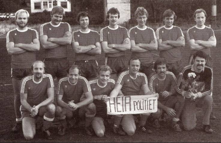 (Side 74) CUPMESTRE 1980. Foran fra venstre: P. A. Pedersen, V. Enger, T. Byklum, V. Andersen, G. Homme og E. Leesland. Bak: S. E. Olsen, P. Langeland, A. Heiset, T. Ø. Aagesen, R. Vang, A. Eriksen og J. G. Bjørtvedt.