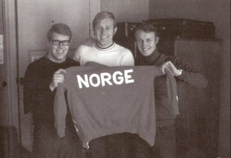 (Side 126A) Våre landslagsdeltagere under Nordisk Mesterskap i håndball i København 1974. Fra venstre: Odd Alf Fredriksen, Svein Erik Bjørkås og Thor Carsten Pedersen.