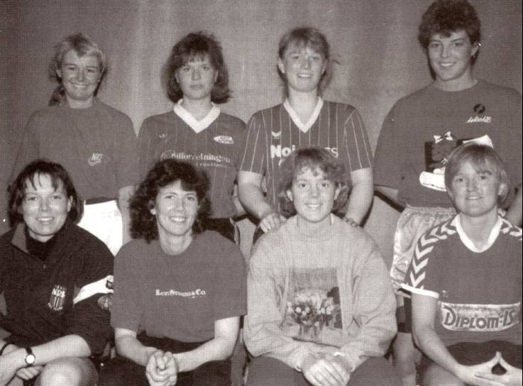 (Side 84) De første uoffesielle politimestre i damefotball 1994. Bak fra venstre: C. Østby, A. L. Laache, I. T. Mæbre og M. Stausland. Foran: I. Aurebekk, K. Mollestad, M. Wienenga og B. Svensen.
