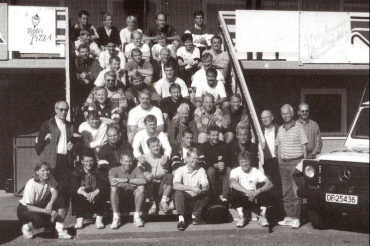 (Side 155) IDRETTSDAGEN 1995: Alle deltagerne samlet foran garderobene på Stadion.