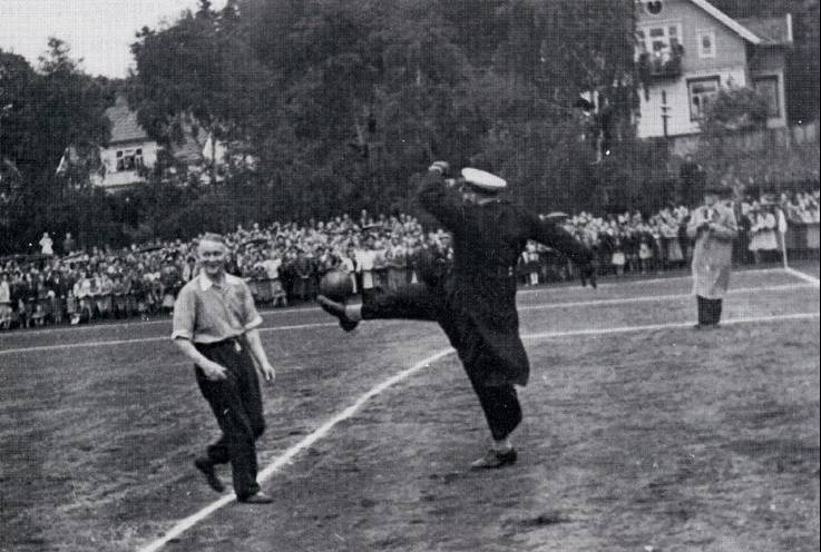  (Side 15)  Fra 1945 – 1946 Harald Faret sparker ballen foran Karl Johan Berg.