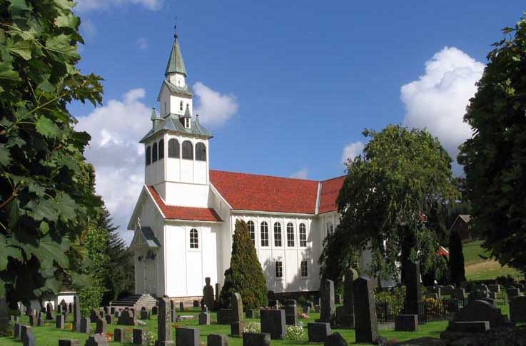 Birkenes kirke med gravplass