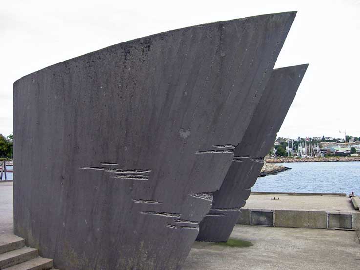 To like er navnet på skulpturen som står i kristiansand. Den består av to fire meter høye båtliknende former støpt i silica-betong