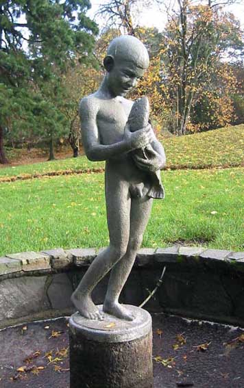 gutt som holder fisk laget i bronse står i en fontene på Myren gård