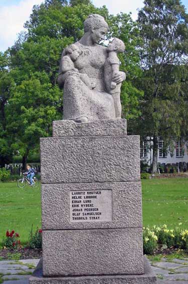 skulptur i granitt bestående av en kvinne, halvt knelende, som holder omkring to barn: den sørgende familie som sitter igjen etter at mannen er død i krigen