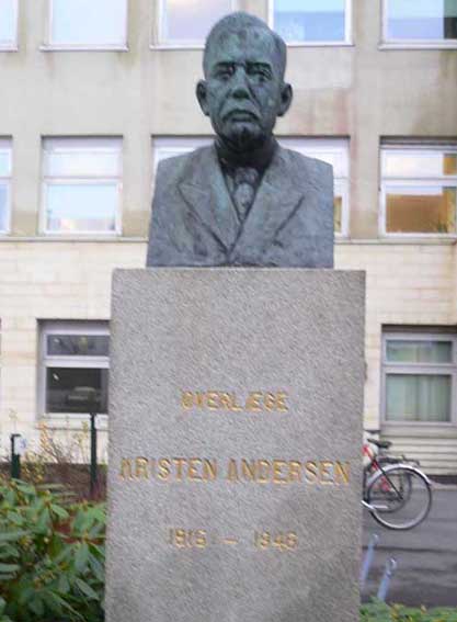 byste i bronse av overlege Kristen Andersen som var overlege ved sykehuset i Kristiansand fra 1915-1946