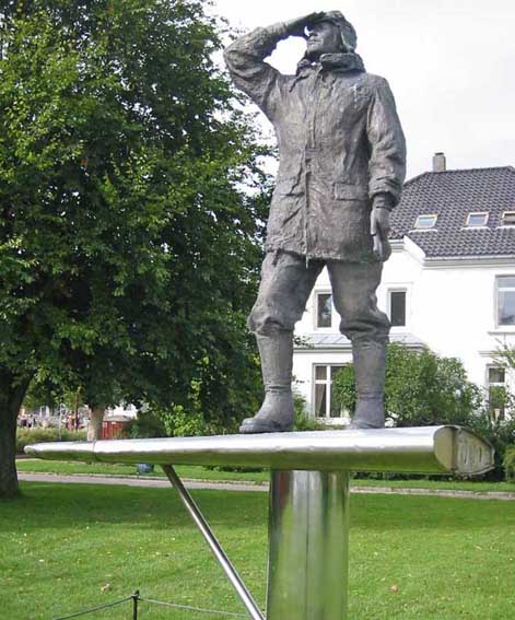 bronsestatue av flygerhelten Bernt Balchen