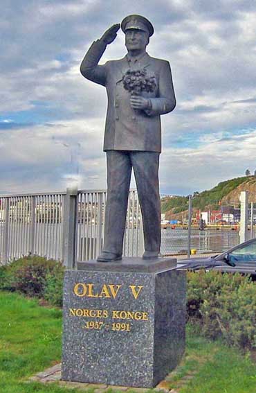 Helfigur av Kong Olav V, Norges konge 1957 – 1991, er utført i bronse og står på en polert marmorsøyle