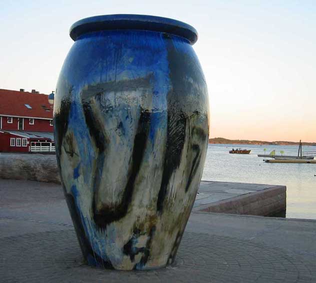 Stor krukke i keramikk laget i Danmark og dekorert av Nupen med organisk/abstrakte mønstre i glasuren i blått og gråbrunt på mørk bakgrunn