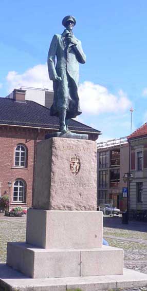 Skulptur i  bronse som er 3.25 meter høy av Kong Haakon VII