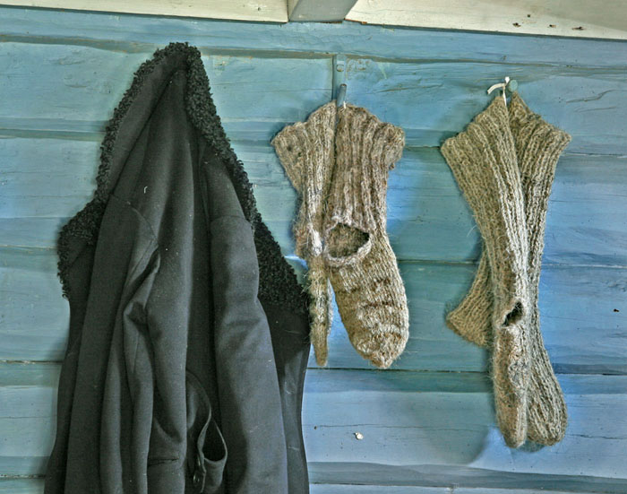 sokker og jakke på veggen