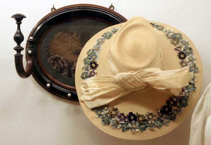 Bydrakter på Vest-Agder Fylkesmuseum blomsterdekorert hatt