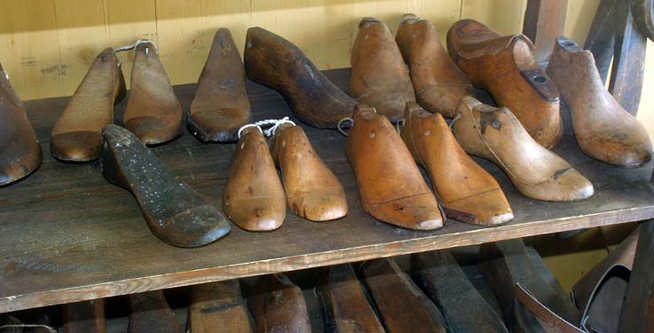 Verkstedene med sko i bygaden på Vest-Agder Fylkesmuseum