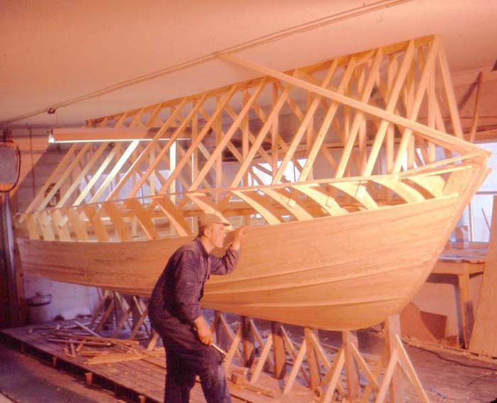 båtbygger Kjell Jørgensen med modell trebåt