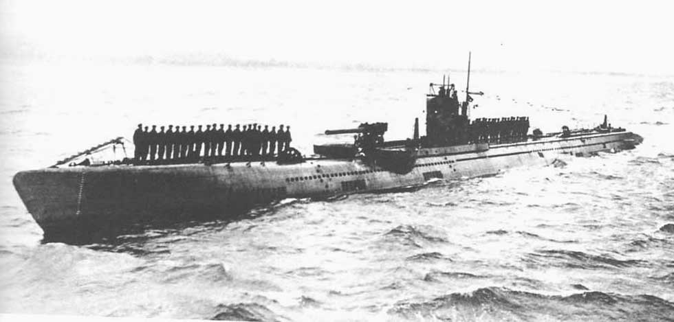 Tysk undervannsbåt under 1. verdenskrig med mannskapet stående oppå.