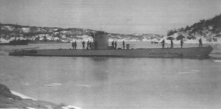 Tysk U-båt i Marvika med mannskapet oppå