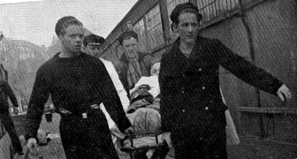Norske gaster redder okkupantene de bærer en tysker på båre