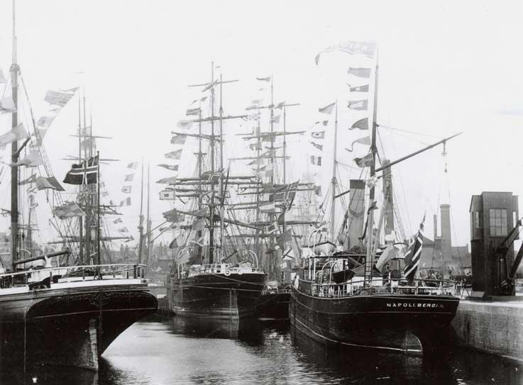 Tønnevolds rederi skip med norsk unionsflagg 1898