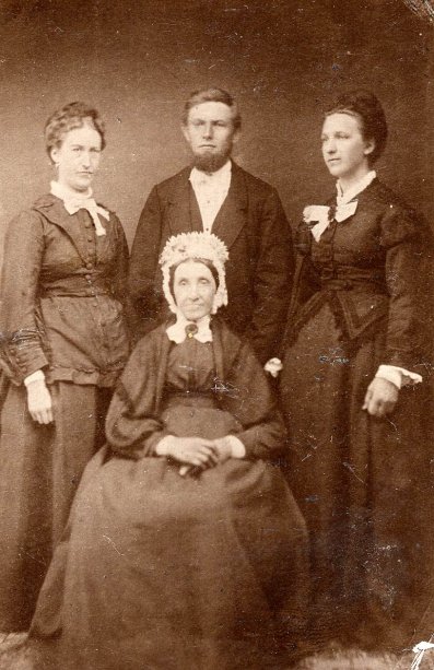 Tønnevolds rederi Mor Gunhild med datteren Gusta Cecilie, sønnen Ole og hans kone Gunhild f. Johnsen