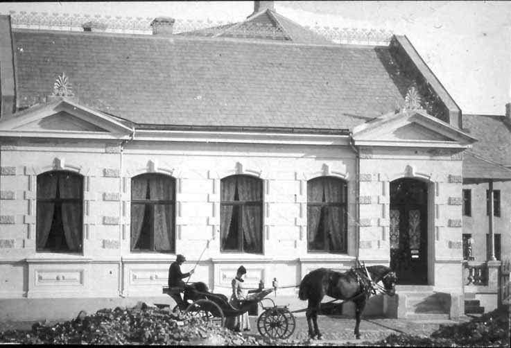 Kristiansand kvadraturen historiske bilder hus og gater hest og kjærre foran hus i blandingsstil