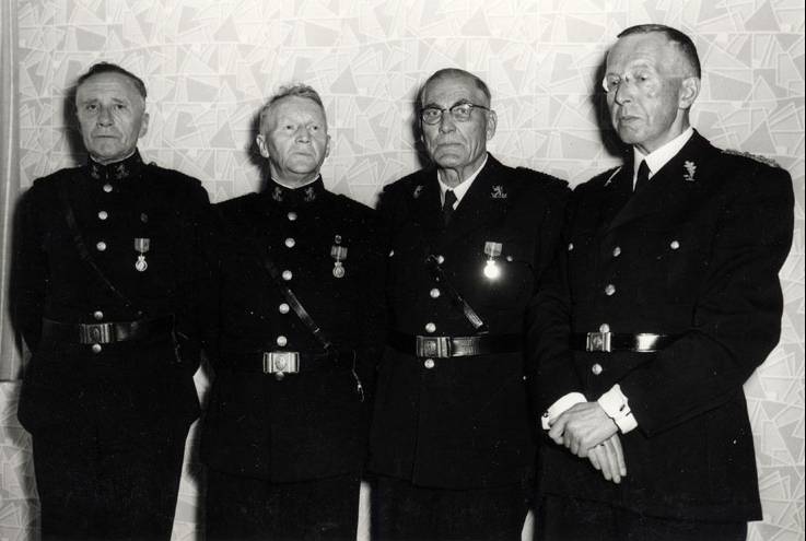 ”Utdeling av kongens fortjenestemedaljer i 1958. Fra venstre: Sveinung Berge, Karl Johan Bergh, Jonny Johnsen og Chr. Rynning-Tønnesen.
