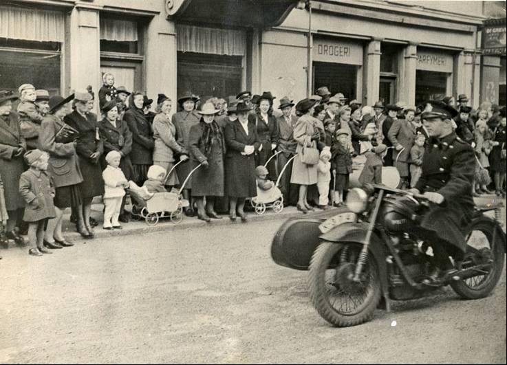 Otto Gabrielsen på motorsykkel med sidevogn.