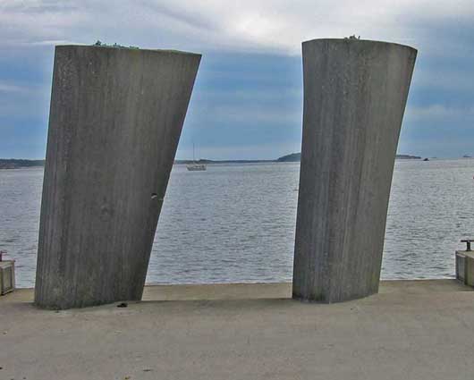 To like er navnet på skulpturen som står i kristiansand. Den består av to fire meter høye båtliknende former støpt i silica-betong. Bilde med utsikt over fjorden.