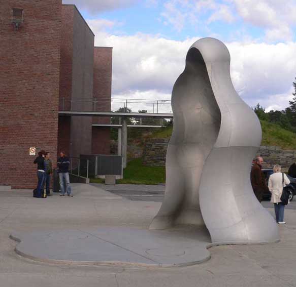 Stor skulptur av glassfiber abstrakte runde former, står ved Universitets i Agders hovedinngang