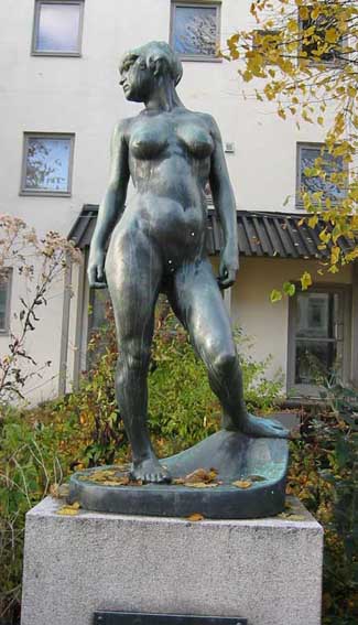 Helfigur av sensuell ung naken kvinne i bronse